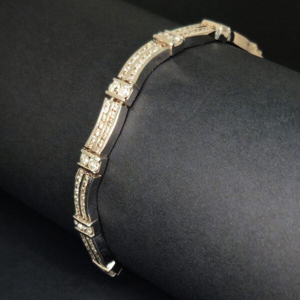 An elegant bracelet designed to dazzle from the wrist and deliver radiant brilliance from every movement.