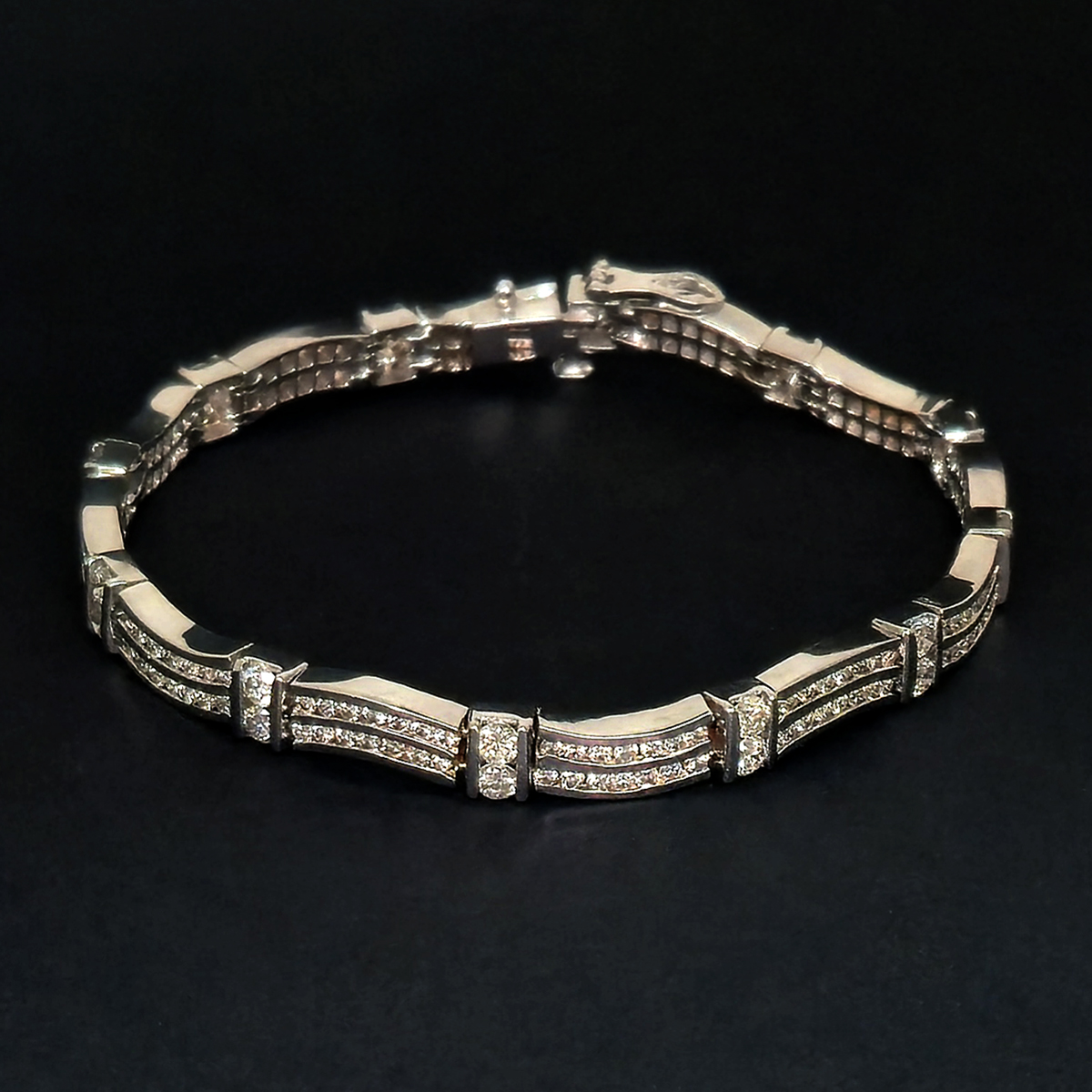 An elegant bracelet designed to dazzle from the wrist and deliver radiant brilliance from every movement.