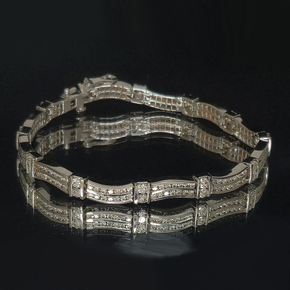 An elegant bracelet designed to dazzle from the wrist and deliver radiant brilliance from every movement.