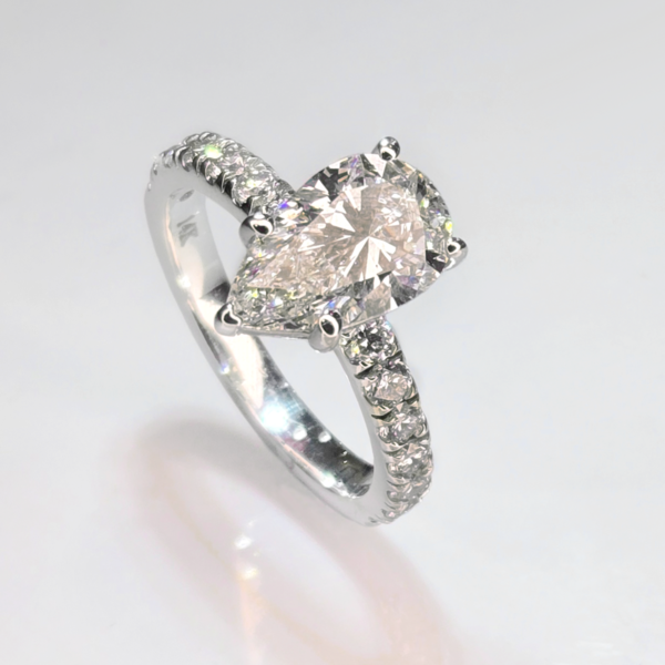 The 2.09 ct center stone creates a bold focal point, while seven round accent diamonds in the band add subtle sparkle that enhances the ring without overwhelming its clean, solitaire-inspired design.