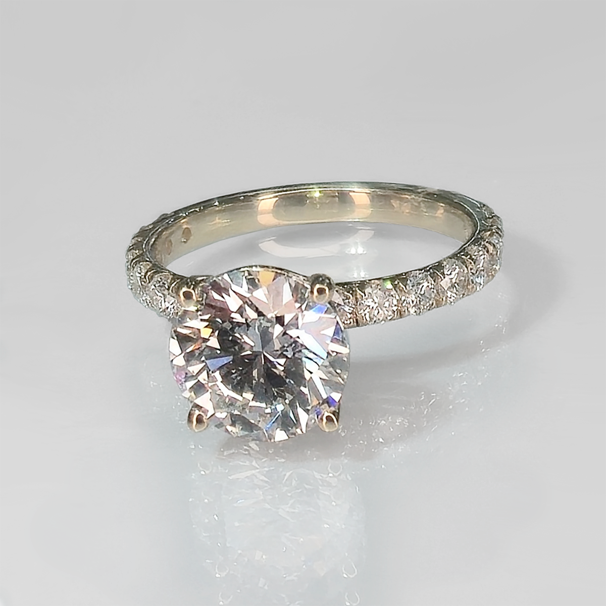 A classic round diamond set in white gold, designed for exceptional brilliance and a strong, timeless presence.