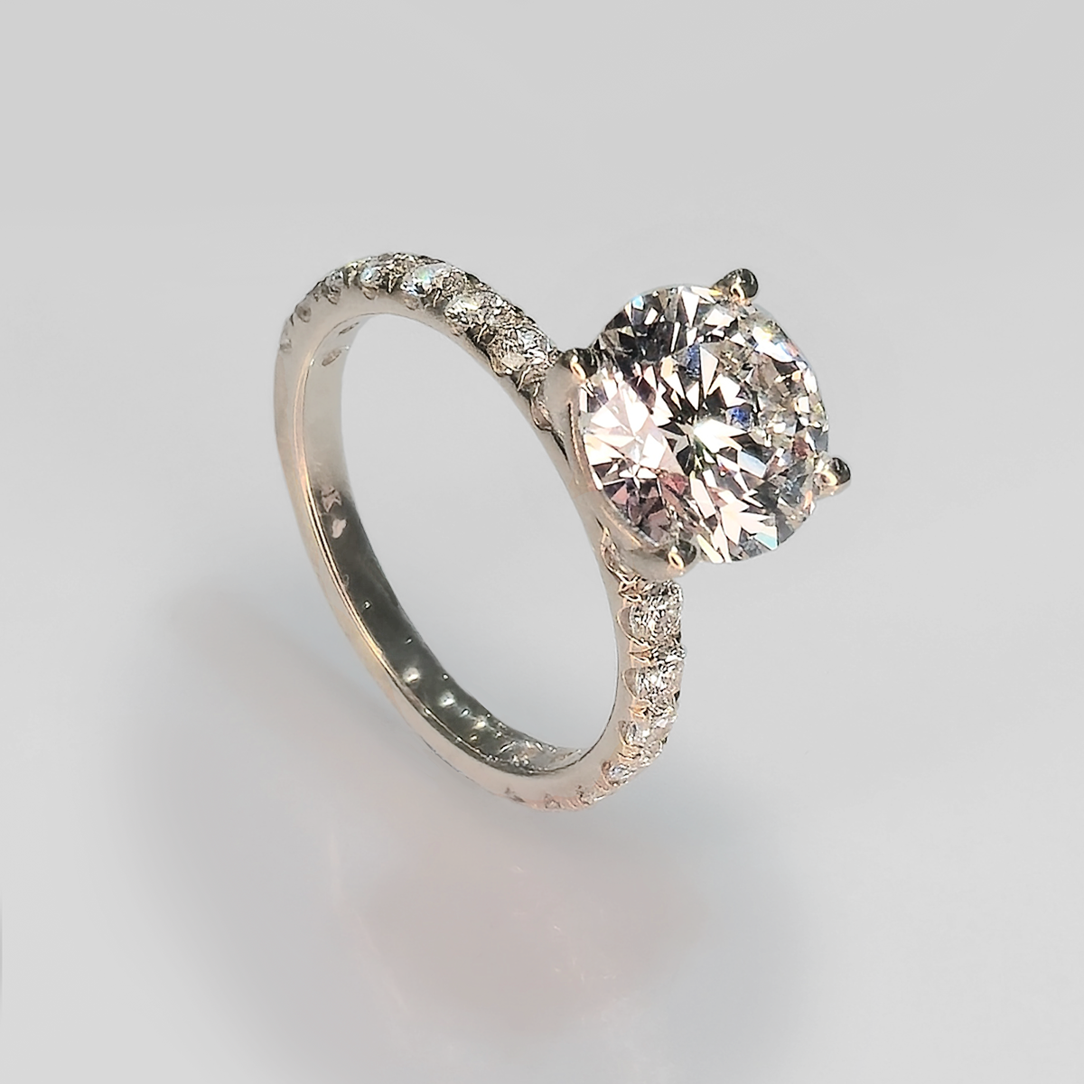 A classic round diamond set in white gold, designed for exceptional brilliance and a strong, timeless presence.