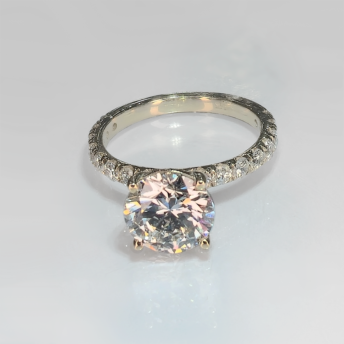 A classic round diamond set in white gold, designed for exceptional brilliance and a strong, timeless presence.