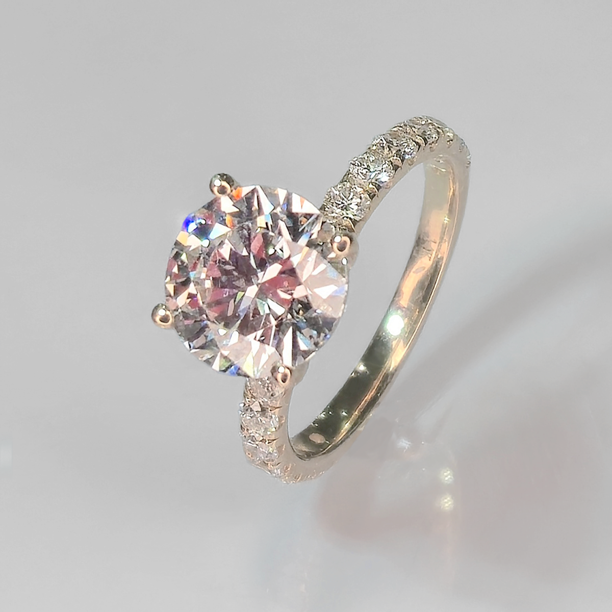 A classic round diamond set in white gold, designed for exceptional brilliance and a strong, timeless presence.