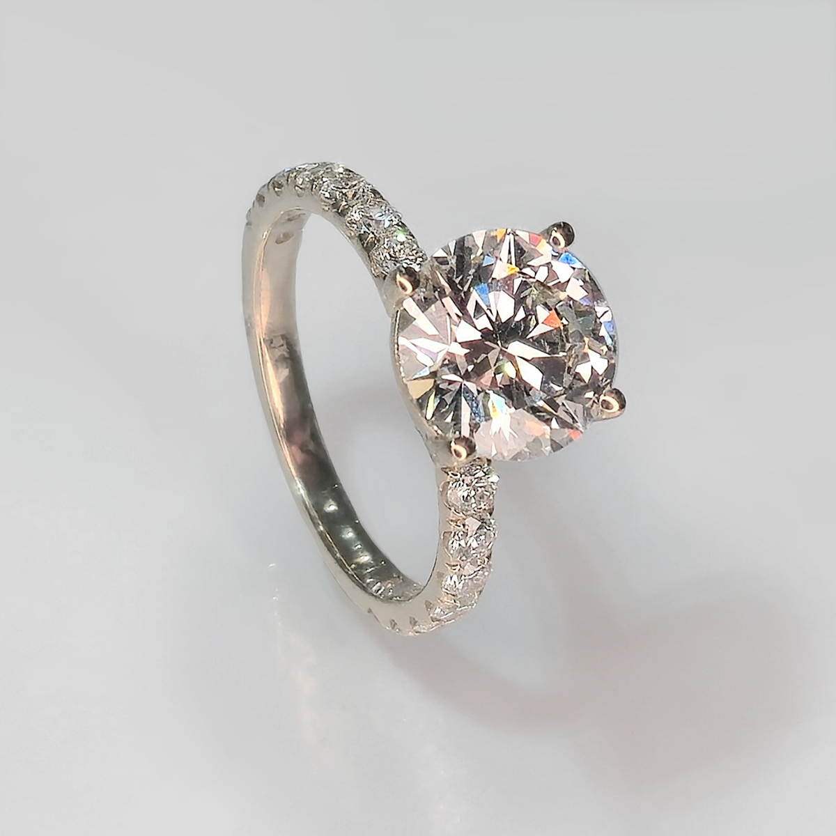 A classic round diamond set in white gold, designed for exceptional brilliance and a strong, timeless presence.