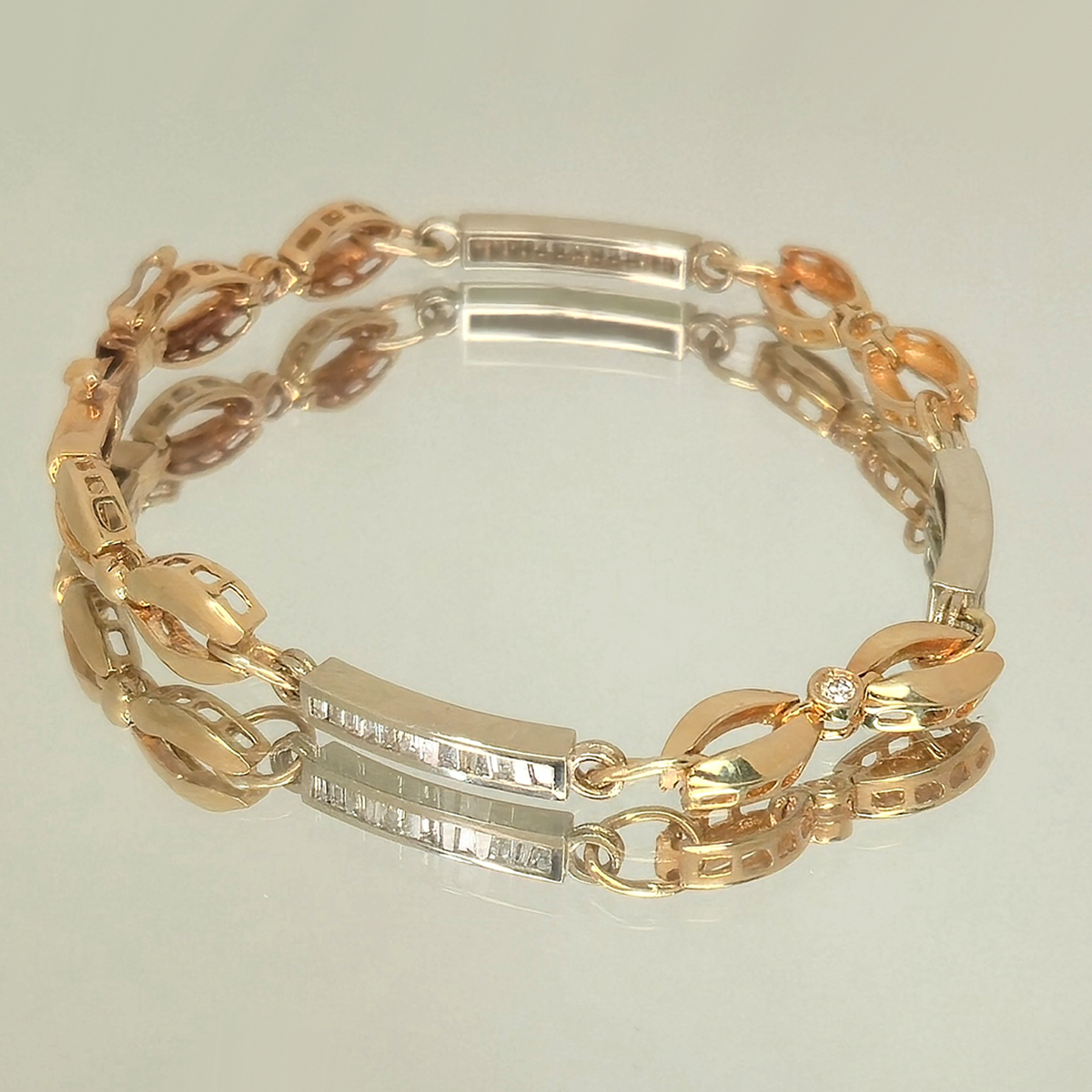 A distinctive two-tone design that brings together warm yellow gold and cool white gold for a balanced, eye-catching look.