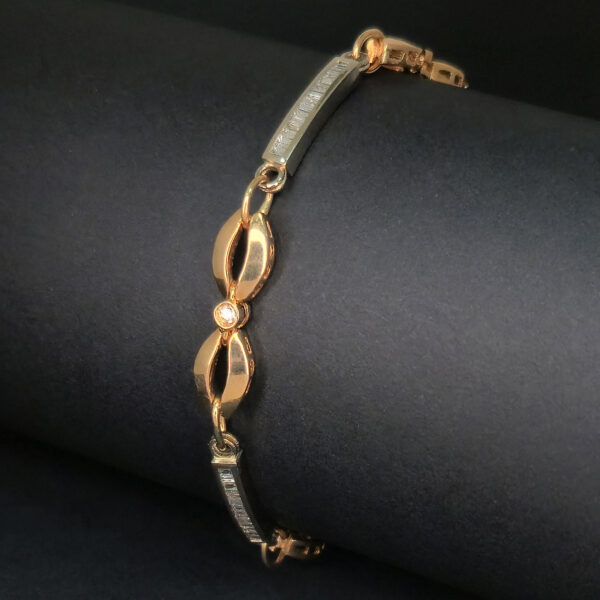 A distinctive two-tone design that brings together warm yellow gold and cool white gold for a balanced, eye-catching look.