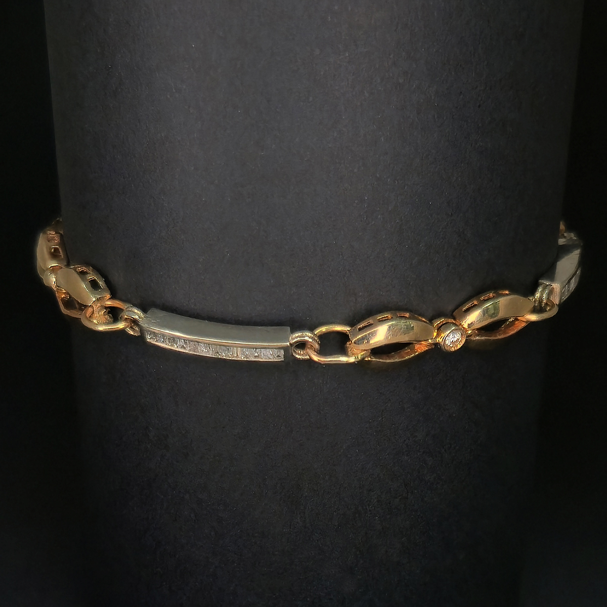 A distinctive two-tone design that brings together warm yellow gold and cool white gold for a balanced, eye-catching look.