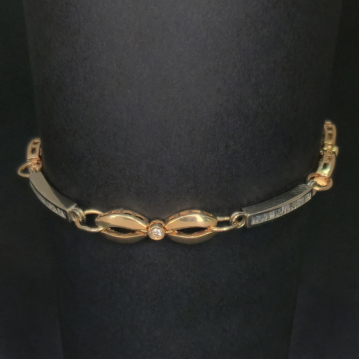 A distinctive two-tone design that brings together warm yellow gold and cool white gold for a balanced, eye-catching look.