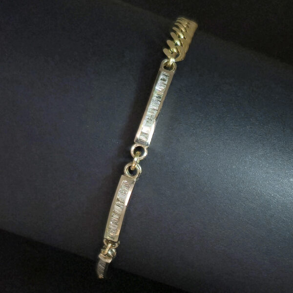 A distinctive two-tone design that brings together warm yellow gold links and cool white gold set with eye-catching diamonds for a balanced look.