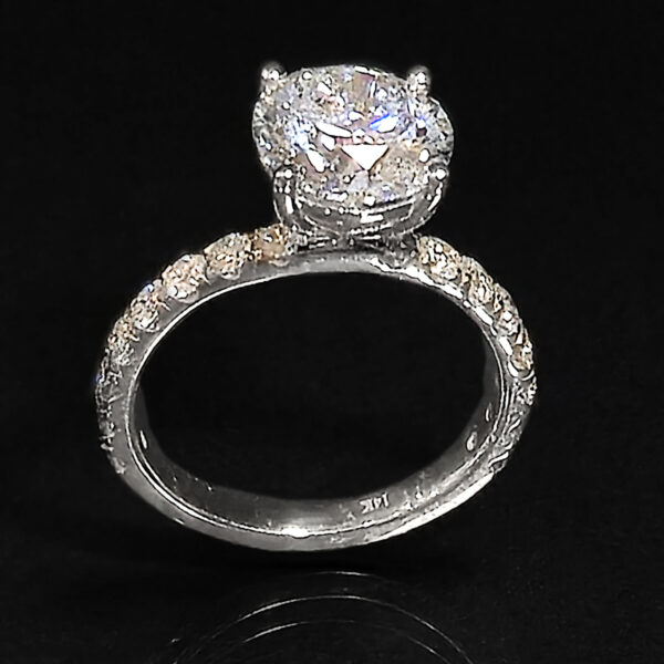 A classic round diamond set in white gold, designed for exceptional brilliance and a strong, timeless presence.