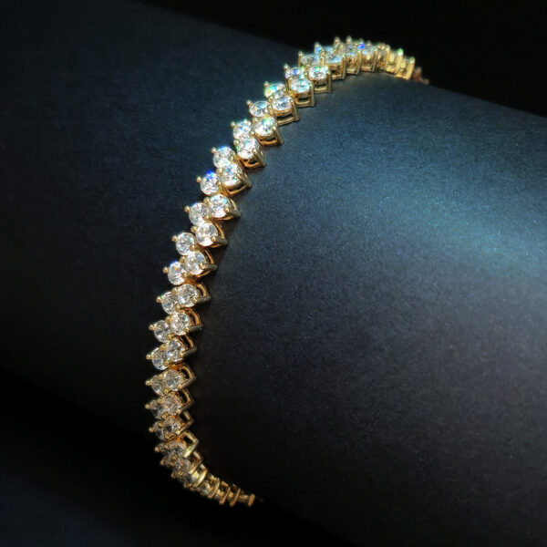A classic tennis bracelet in brilliant yellow gold that sets off the inner light and elegance.
